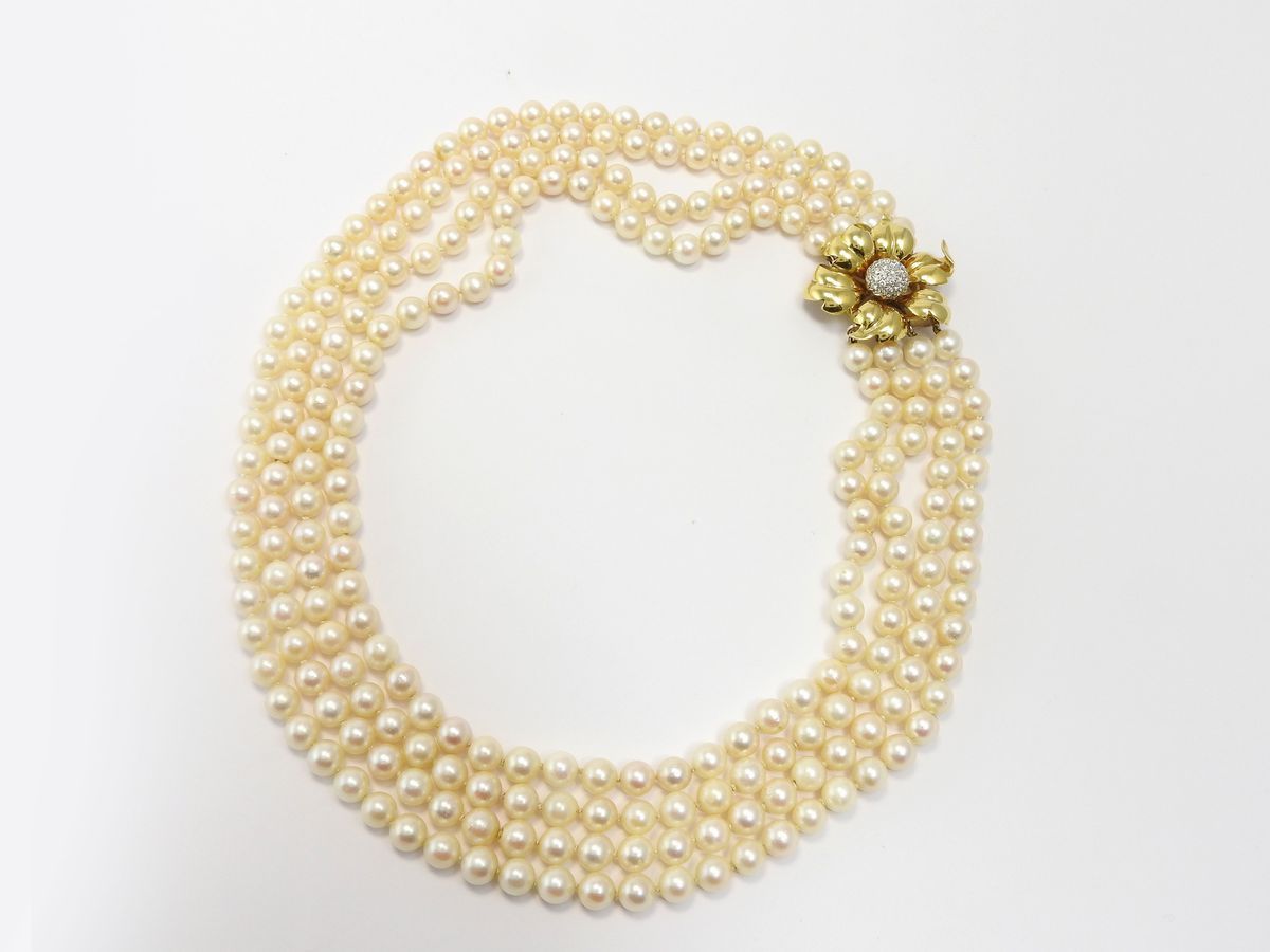 Collana a Quattro Fili di Perle Coltivate con Chiusura in Oro Bianco e Giallo con Diamanti