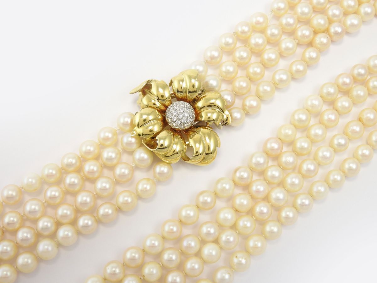 Collana a Quattro Fili di Perle Coltivate con Chiusura in Oro Bianco e Giallo con Diamanti