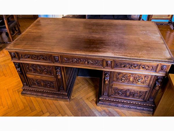 A neo-rennaissance walnut desk  (early 20th century)  - Auction Furniture from Compagni Palace in Florence - Maison Bibelot - Casa d'Aste Firenze - Milano