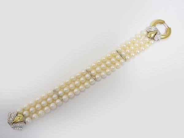 Bracciale a tre fili di perle coltivate con chiusura in oro bianco e giallo con diamanti