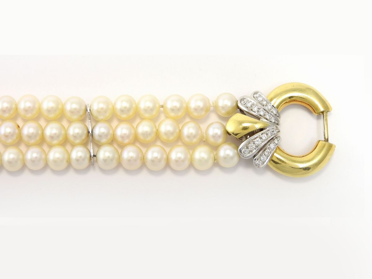 Bracciale a Tre Fili di Perle Coltivate con Chiusura in Oro Bianco e Giallo con Diamanti
