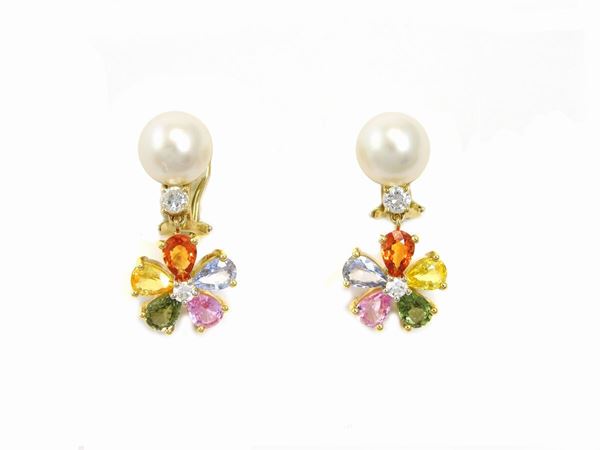 Orecchini pendenti in oro giallo con diamanti, perle coltivate e gemme multicolor