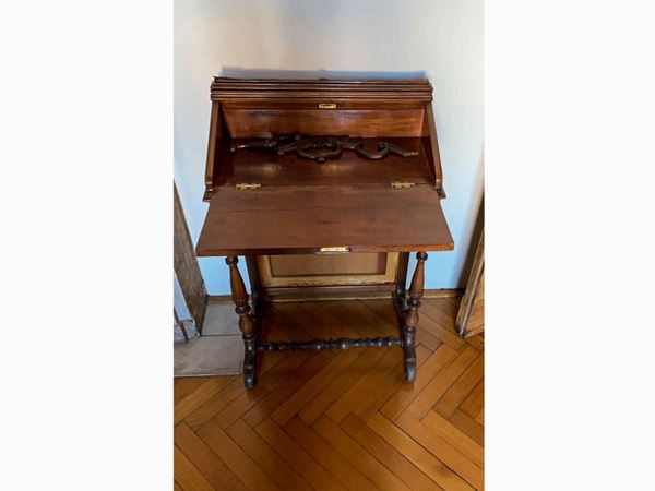A small lady walnut writing desk  (second half of the 19th century)  - Auction Furniture from Compagni Palace in Florence - Maison Bibelot - Casa d'Aste Firenze - Milano