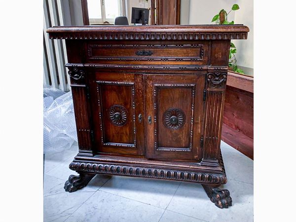 A small walnut veneered neo-renaissance cabinet  (early 20th century)  - Auction Furniture from Compagni Palace in Florence - Maison Bibelot - Casa d'Aste Firenze - Milano