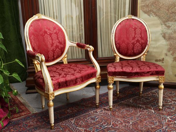 Serie di cinque sedie e coppia di poltrone in legno laccato bianco e lumeggiato in oro