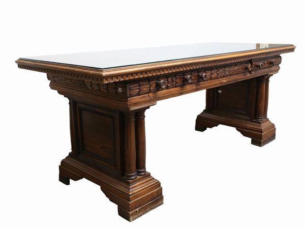 A large walnut library table  (early 20th century)  - Auction Furniture from Compagni Palace in Florence - Maison Bibelot - Casa d'Aste Firenze - Milano