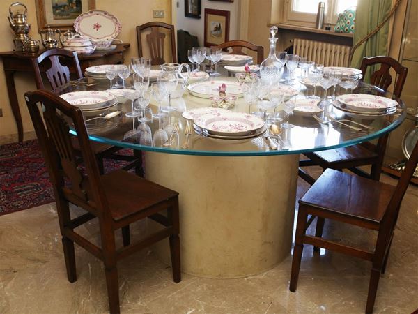 A cristal and lacquered wooden table
