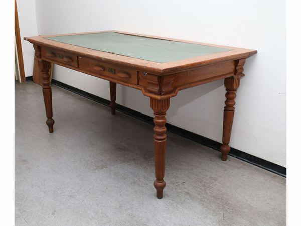 An oak writing table  (Thirties)  - Auction Furniture from Compagni Palace in Florence - Maison Bibelot - Casa d'Aste Firenze - Milano