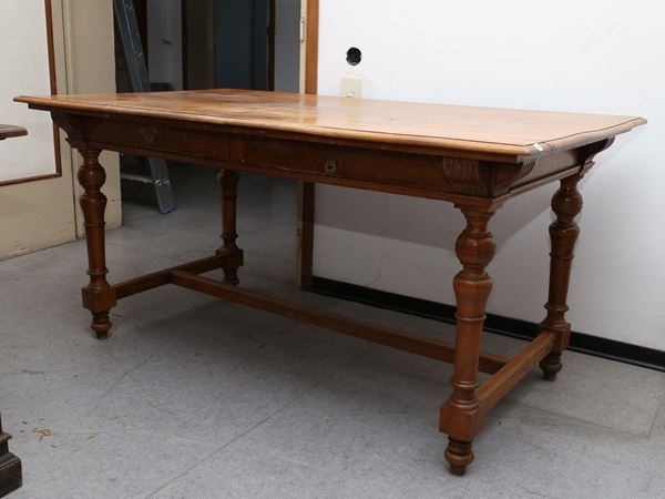 A walnut writing table  (early 20th century)  - Auction Furniture from Compagni Palace in Florence - Maison Bibelot - Casa d'Aste Firenze - Milano