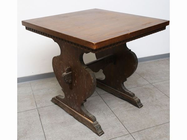 A walnut coffee table  - Auction Furniture from Compagni Palace in Florence - Maison Bibelot - Casa d'Aste Firenze - Milano