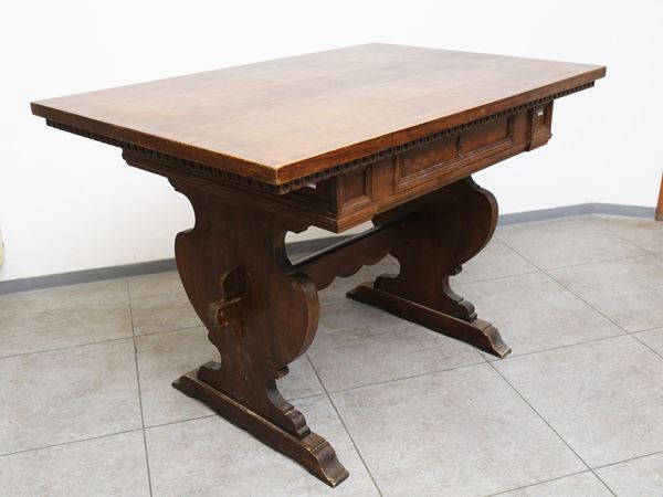 A walnut coffee table  (first half of the 20th century)  - Auction Furniture from Compagni Palace in Florence - Maison Bibelot - Casa d'Aste Firenze - Milano