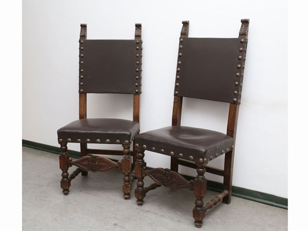 Serie di quattro sedie in noce realizzate in stile neorinascimentale