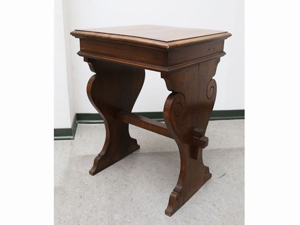 A walnut stool  (first half of the 20th century)  - Auction Furniture from Compagni Palace in Florence - Maison Bibelot - Casa d'Aste Firenze - Milano