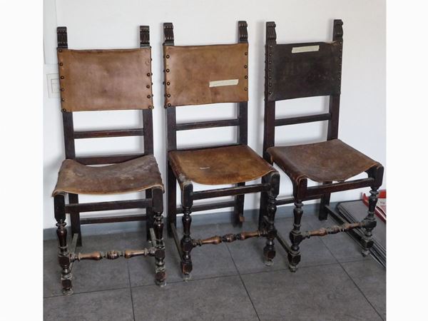 A set of three walnut chairs  (first half of the 20th century)  - Auction Furniture from Compagni Palace in Florence - Maison Bibelot - Casa d'Aste Firenze - Milano