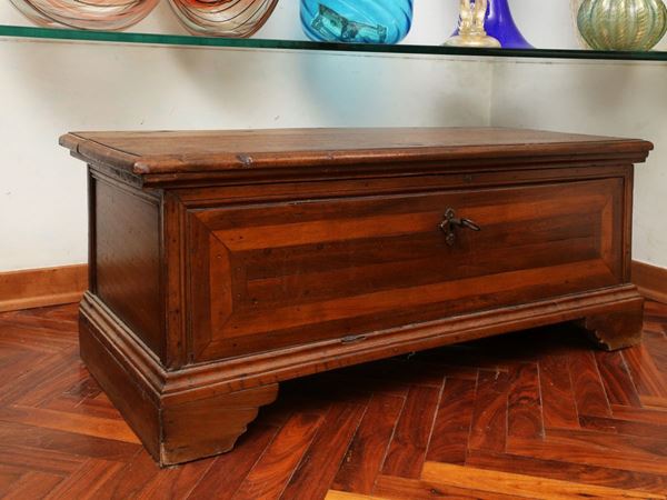 A little walnut chest  (19th century)  - Auction The florentine house of a milanese collector: important glasses, objects of art and contemporary art - Maison Bibelot - Casa d'Aste Firenze - Milano