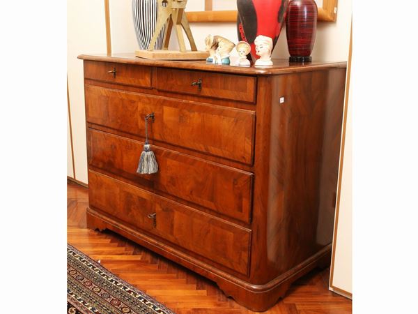 A walnut veneered chest of drawers  (19th century)  - Auction The florentine house of a milanese collector: important glasses, objects of art and contemporary art - Maison Bibelot - Casa d'Aste Firenze - Milano