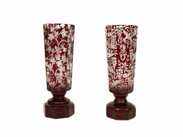 Due bicchieri in vetro rosso serigrafato