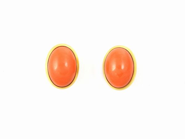 Yellow gold earrings with red orange corals
