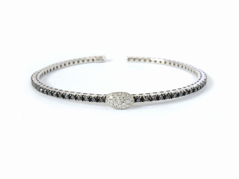 Bracciale Tennis Rigido in Oro Bianco con Diamanti Incolori e Neri