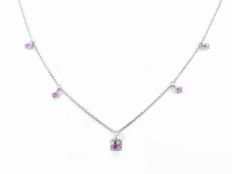 Catenina con Cinque Pendenti in Oro Bianco con Diamanti e Corindoni Rosa