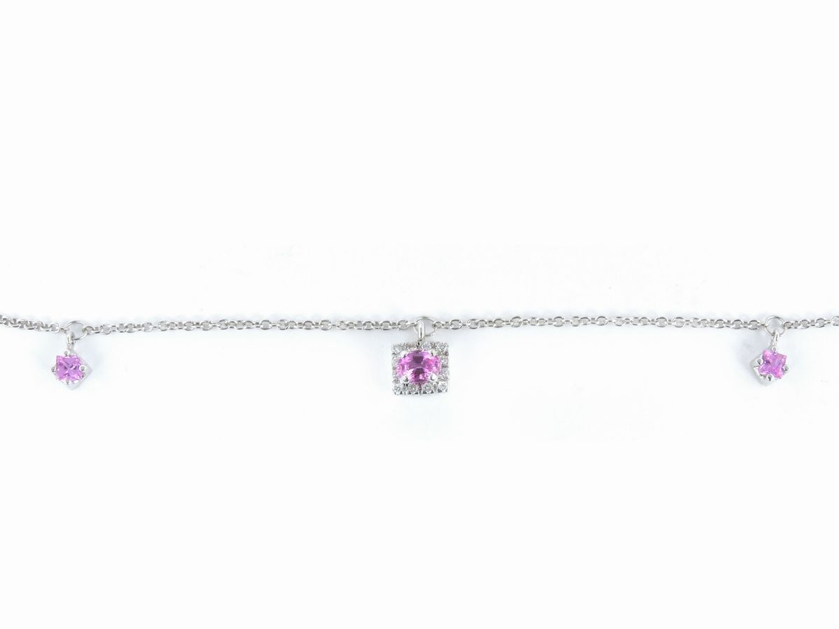 Catenina con Cinque Pendenti in Oro Bianco con Diamanti e Corindoni Rosa