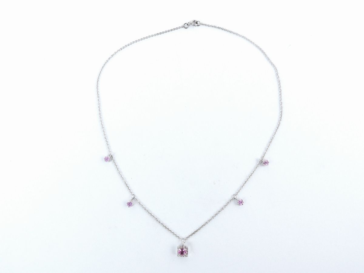 Catenina con Cinque Pendenti in Oro Bianco con Diamanti e Corindoni Rosa