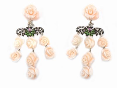 Orecchini Pendenti in Oro Bianco con Diamanti, Corindoni Rosa, Tsavoriti e Coralli Rosa