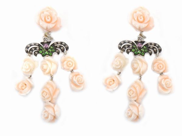 Orecchini pendenti in oro bianco con diamanti, corindoni rosa, tsavoriti e coralli rosa