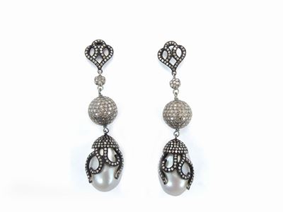 Orechhini Pendenti Animalier in Argento 925/000 Brunito con Diamanti Brown e Perle Barocche Bianc...