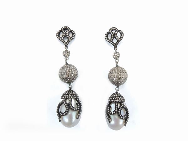 Orechhini pendenti animalier in argento 925/000 brunito con diamanti brown e perle barocche bianche