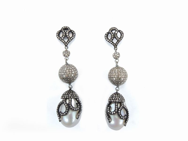 Orechhini Pendenti Animalier in Argento 925/000 Brunito con Diamanti Brown e Perle Barocche Bianc...