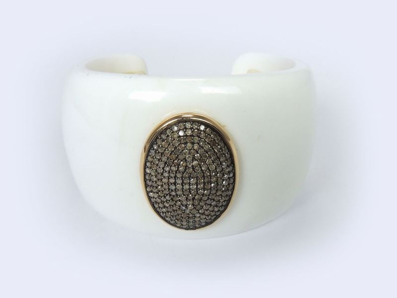 Bracciale di Bachelite Bianca con Centrale in Oro Rosa e Diamanti Brown