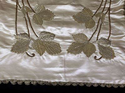 Centrotavola in Seta Avorio Ricamato con Filo Metallico