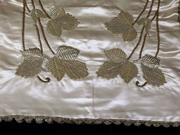 Embroidered ivory silk centerpiece
