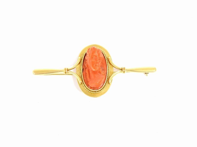 Spilla a Barretta in Oro Giallo e Corallo Rosso Inciso