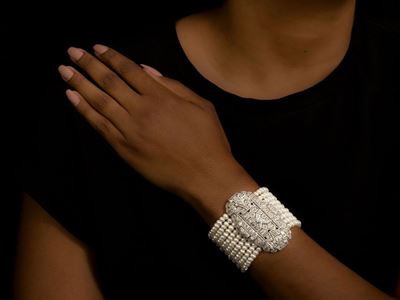 Bracciale di Perle Coltivate con Centrale in Platino e Diamanti, Inserti e Fermezza in Oro Bianco