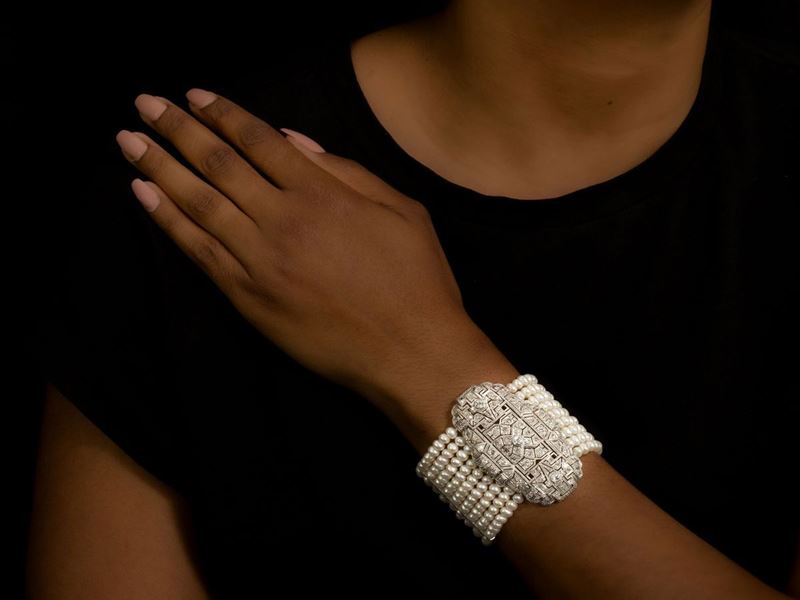 Bracciale di Perle Coltivate con Centrale in Platino e Diamanti, Inserti e Fermezza in Oro Bianco