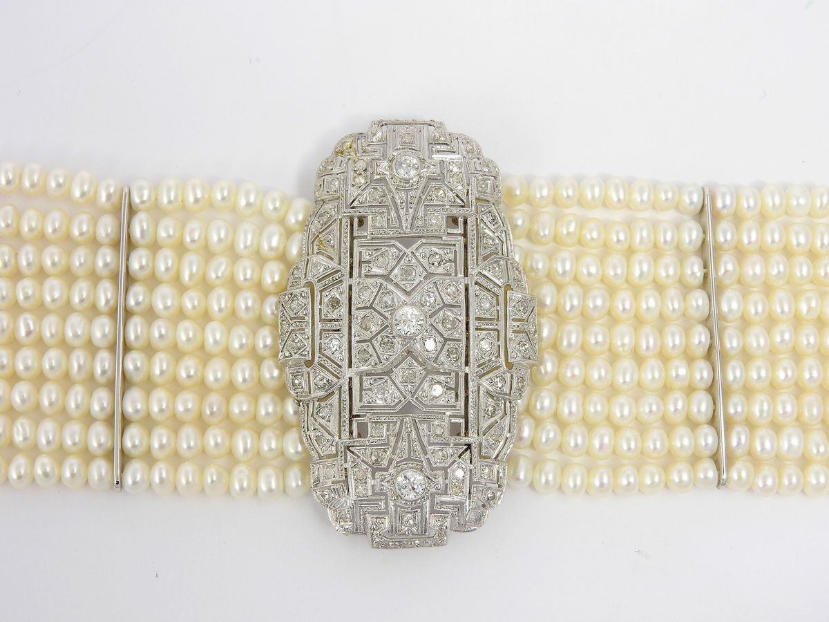 Bracciale di Perle Coltivate con Centrale in Platino e Diamanti, Inserti e Fermezza in Oro Bianco