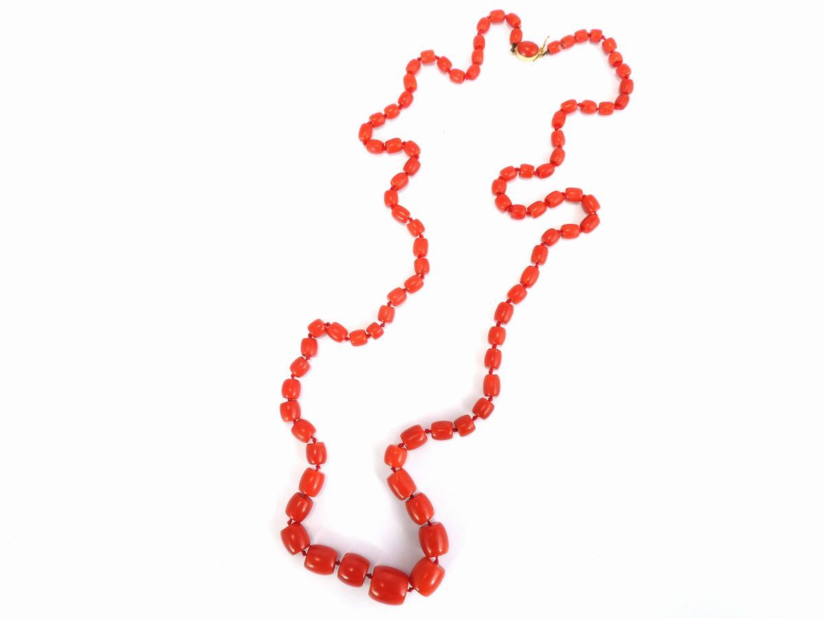 Collana Scalare di Corallo Rosso con Fermezza in Oro Giallo e Corallo Rosso