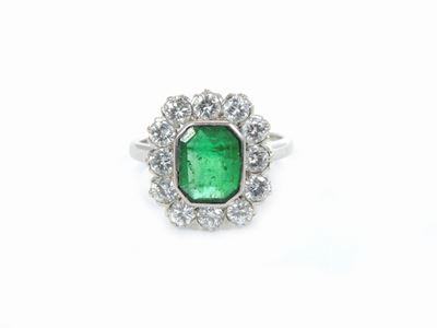 Anello in Oro Bianco con Diamanti e Smeraldo