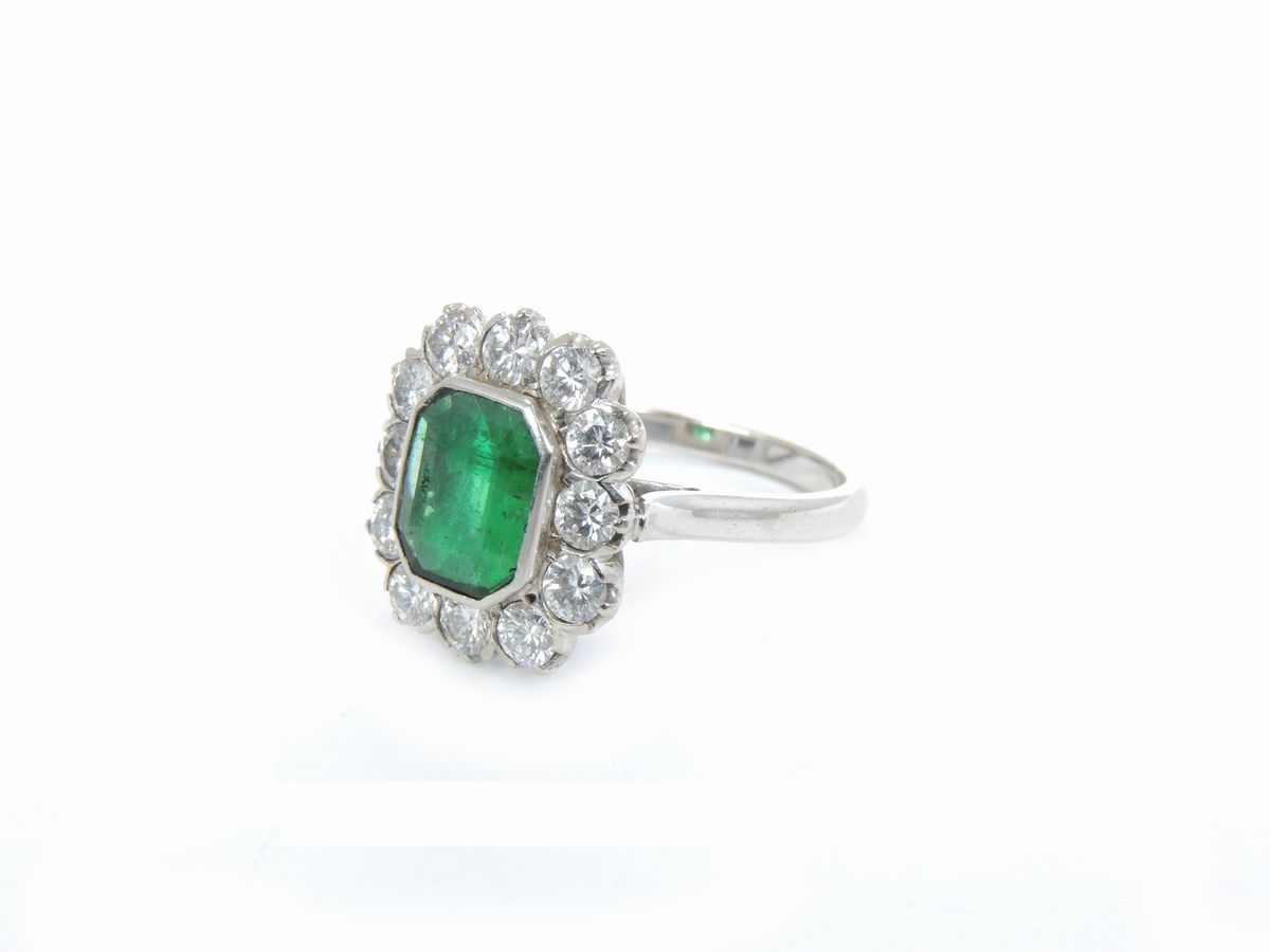 Anello in Oro Bianco con Diamanti e Smeraldo