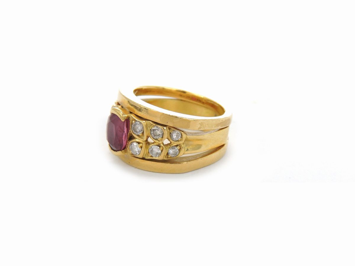 Anello a Fascia in Oro Giallo con Diamanti e Rubino