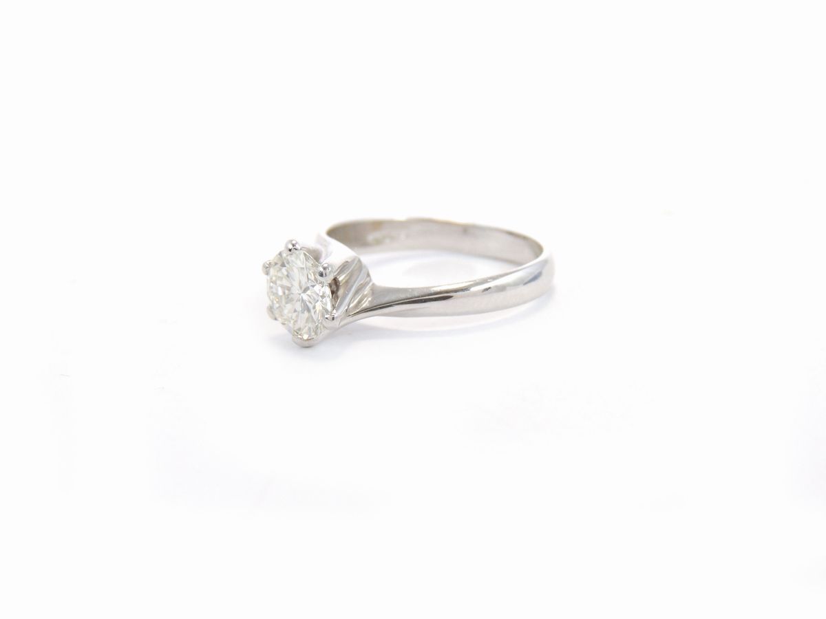 Anello Solitario in Oro Bianco con Diamante