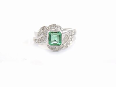 Anello in Oro Bianco con Diamanti e Smeraldo
