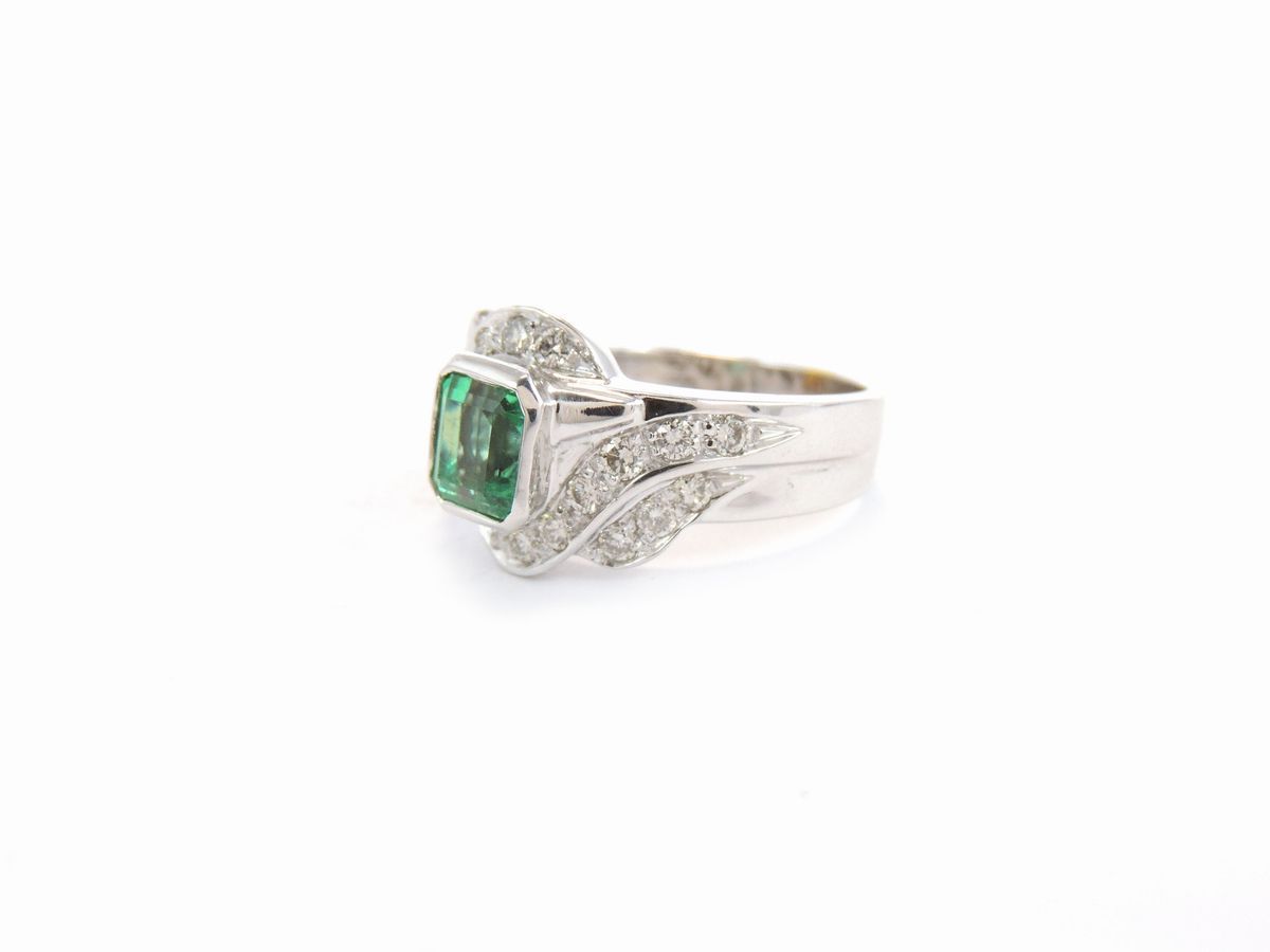 Anello in Oro Bianco con Diamanti e Smeraldo