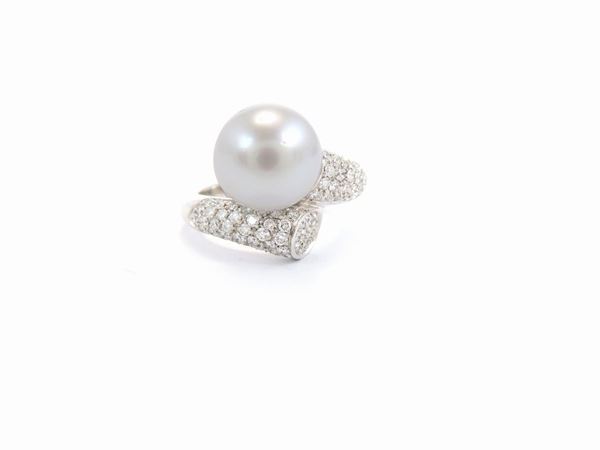 Anello in oro bianco con diamanti e perla coltivata bianca
