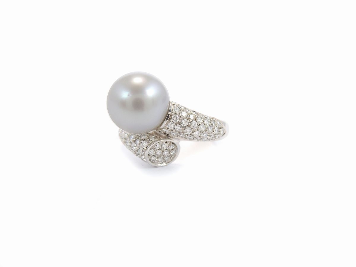 Anello in Oro Bianco con Diamanti e Perla Coltivata Bianca