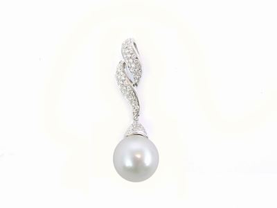 Pendente in Oro Bianco con Diamanti e Perla Coltivata