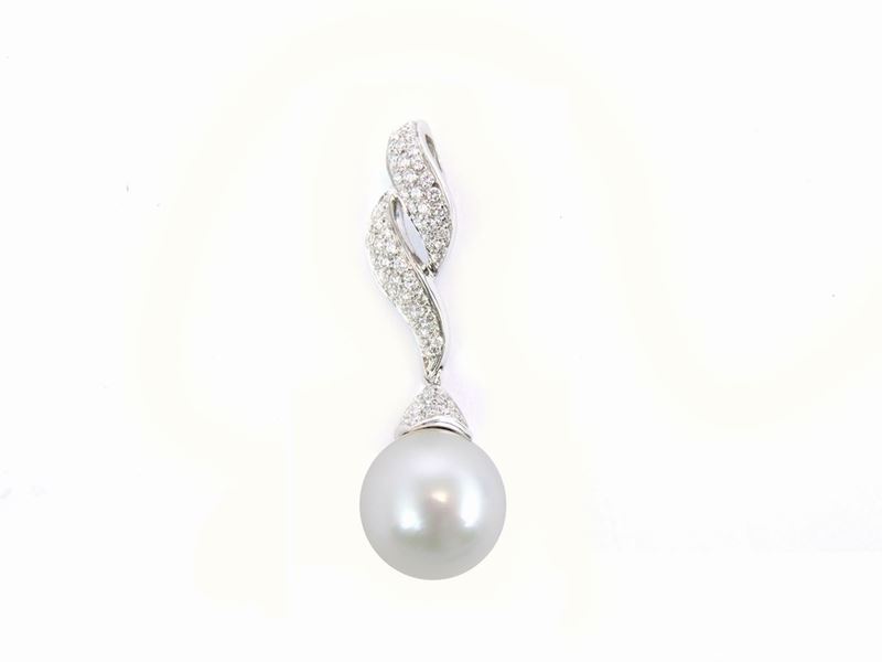 Pendente in Oro Bianco con Diamanti e Perla Coltivata