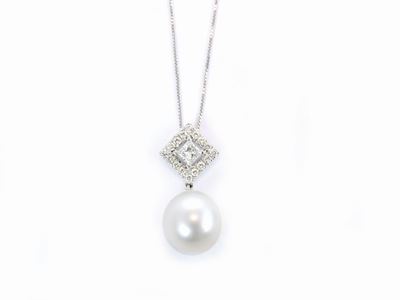 Catenina e Pendente in Oro Bianco con Diamanti e Perla Coltivata
